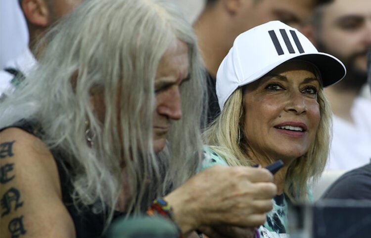 Νίκος Καρβέλας και Άννα Βίσσης στις εξέδρες του ΟΑΚΑ το 2022, για τον αγώνα Παναθηναϊκος - Σλάβια Πράγας για το Europa Conference League (φωτ.: EUROKINISSI / Θανάσης Δημόπουλος)