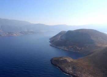 Άποψη του Καστελόριζου (δεξιά) και των τουρκικών ακτών (φωτ. αρχείου: ΑΠΕ-ΜΠΕ / Παντελής Σαΐτας)