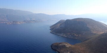 Άποψη του Καστελόριζου (δεξιά) και των τουρκικών ακτών (φωτ. αρχείου: ΑΠΕ-ΜΠΕ / Παντελής Σαΐτας)
