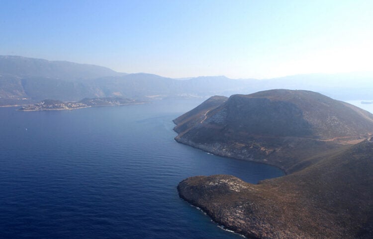 Άποψη του Καστελόριζου (δεξιά) και των τουρκικών ακτών (φωτ. αρχείου: ΑΠΕ-ΜΠΕ / Παντελής Σαΐτας)