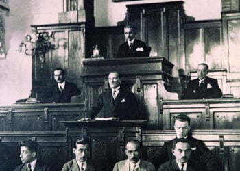 Ο Μουσταφά Κεμάλ κατά την ανάγνωση της «Νουτούκ», στην Άγκυρα, τον Οκτώβριο του 1927 (πηγή: TBMM / Wikimedia Commons)
