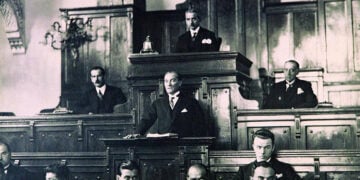 Ο Μουσταφά Κεμάλ κατά την ανάγνωση της «Νουτούκ», στην Άγκυρα, τον Οκτώβριο του 1927 (πηγή: TBMM / Wikimedia Commons)