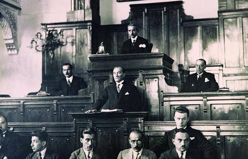 Ο Μουσταφά Κεμάλ κατά την ανάγνωση της «Νουτούκ», στην Άγκυρα, τον Οκτώβριο του 1927 (πηγή: TBMM / Wikimedia Commons)