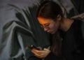 Νεαρή ηθοποιός κλεισμένη σε κουτί κούκλας στην καλλιτεχνική και ακτιβιστική εγκατάσταση «Kid Tok Shop» της Διεθνούς Αμνηστίας Γαλλίας, στην πλατεία της Όπερας στο Παρίσι, στις 25 Νοεμβρίου 2025. Η δράση είχε στόχο την ευαισθητοποίηση για τις επιπτώσεις του TikTok στην ψυχική υγεία των νέων και την εκμετάλλευση των δεδομένων και των συναισθημάτων των χρηστών (φωτ.: EPA / Sadak Souici)