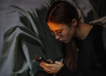 Νεαρή ηθοποιός κλεισμένη σε κουτί κούκλας στην καλλιτεχνική και ακτιβιστική εγκατάσταση «Kid Tok Shop» της Διεθνούς Αμνηστίας Γαλλίας, στην πλατεία της Όπερας στο Παρίσι, στις 25 Νοεμβρίου 2025. Η δράση είχε στόχο την ευαισθητοποίηση για τις επιπτώσεις του TikTok στην ψυχική υγεία των νέων και την εκμετάλλευση των δεδομένων και των συναισθημάτων των χρηστών (φωτ.: EPA / Sadak Souici)