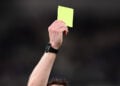 Κίτρινη κάρτα σε αγώνα της Super League (φωτ.: EUROKINISSI / Klodian Lato)