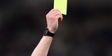 Κίτρινη κάρτα σε αγώνα της Super League (φωτ.: EUROKINISSI / Klodian Lato)