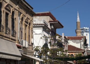Το Γενί Τζαμί και ο πύργος του ρολογιού στην Κομοτηνή (φωτ. αρχείου: Wikimedia Commons / Ggia)