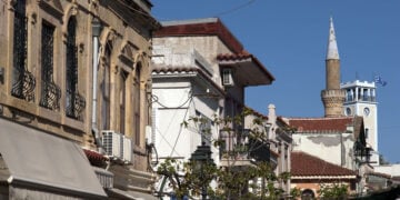 Το Γενί Τζαμί και ο πύργος του ρολογιού στην Κομοτηνή (φωτ. αρχείου: Wikimedia Commons / Ggia)