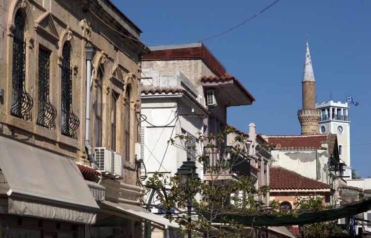 Το Γενί Τζαμί και ο πύργος του ρολογιού στην Κομοτηνή (φωτ. αρχείου: Wikimedia Commons / Ggia)