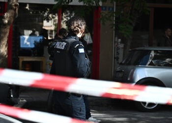 Αστυνομικός έχει αποκλείσει το δρόμο (φωτ. αρχείου: EUROKINISSI / Κώστας Τζούμας)