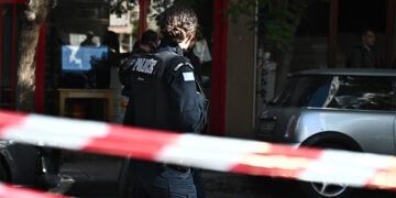 Αστυνομικός έχει αποκλείσει το δρόμο (φωτ. αρχείου: EUROKINISSI / Κώστας Τζούμας)