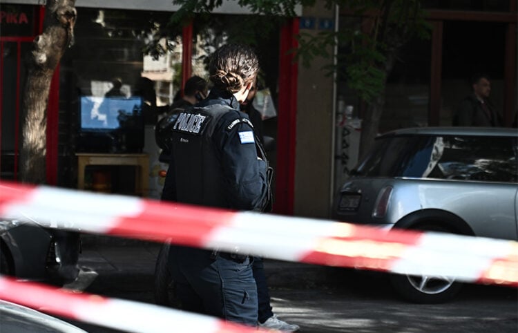 Αστυνομικός έχει αποκλείσει το δρόμο (φωτ. αρχείου: EUROKINISSI / Κώστας Τζούμας)