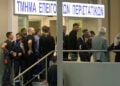Στο προαύλιο του νοσοκομείου Κορίνθου, συνάδελφοι των δύο ανδρών που τραυματίστηκαν έπειτα από έκρηξη στις εγκαταστάσεις του διυλιστηρίου της Motor Oil στην Κόρινθο. Πέμπτη 15 Οκτωβρίου 2026 (φωτ.: ΑΠΕ-ΜΠΕ / Βασίλης Ψωμάς)
