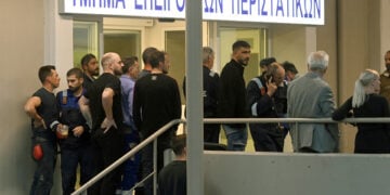 Στο προαύλιο του νοσοκομείου Κορίνθου, συνάδελφοι των δύο ανδρών που τραυματίστηκαν έπειτα από έκρηξη στις εγκαταστάσεις του διυλιστηρίου της Motor Oil στην Κόρινθο. Πέμπτη 15 Οκτωβρίου 2026 (φωτ.: ΑΠΕ-ΜΠΕ / Βασίλης Ψωμάς)