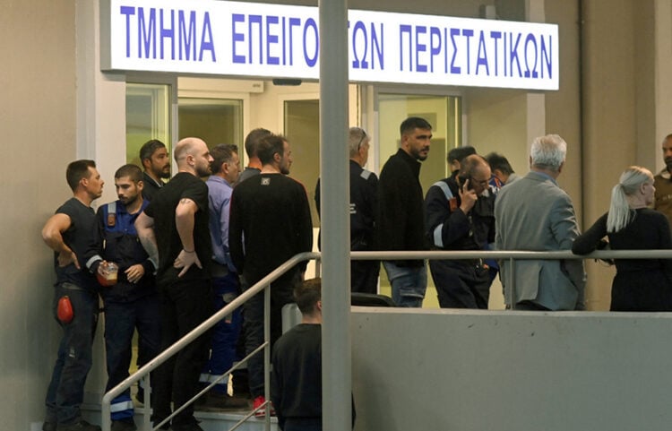 Στο προαύλιο του νοσοκομείου Κορίνθου, συνάδελφοι των δύο ανδρών που τραυματίστηκαν έπειτα από έκρηξη στις εγκαταστάσεις του διυλιστηρίου της Motor Oil στην Κόρινθο. Πέμπτη 15 Οκτωβρίου 2026 (φωτ.: ΑΠΕ-ΜΠΕ / Βασίλης Ψωμάς)