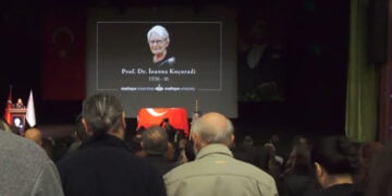 Η φωτογραφία της Ιωάννας Κουτσουράδη που προβαλλόταν στην τελετή αποχαιρετισμού στο Πανεπιστήμιο Μάλτεπε (φωτ.: ilketv.com.tr)