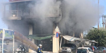 Το συνεργείο όπου έγινε η έκρηξη, στην οδό Βόλου στη Λάρισα. Δευτέρα 5 Οκτωβρίου 2026 (πηγή: EUROKINISSI)