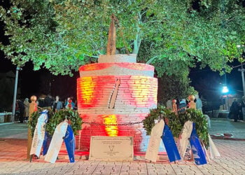 Το μνημείο με την ποντιακή λύρα στη Λευκόπετρα Ξάνθης, το βράδυ των αποκαλυπτηρίων. Κυριακή 4 Οκτωβρίου 2026 (φωτ.: Facebook / XanthiNews)