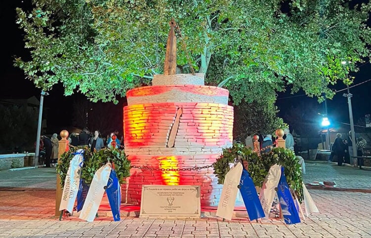 Το μνημείο με την ποντιακή λύρα στη Λευκόπετρα Ξάνθης, το βράδυ των αποκαλυπτηρίων. Κυριακή 4 Οκτωβρίου 2026 (φωτ.: Facebook / XanthiNews)