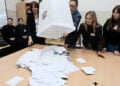 Μέλη εφορευτικής επιτροπής ταξινομούν ψηφοδέλτια σε εκλογικό κέντρο της Ρίγας, κατά τις βουλευτικές εκλογές στη Λετονία, στις 3 Οκτωβρίου 2026 (φωτ.: EPA / Valda Kalnina)