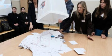 Μέλη εφορευτικής επιτροπής ταξινομούν ψηφοδέλτια σε εκλογικό κέντρο της Ρίγας, κατά τις βουλευτικές εκλογές στη Λετονία, στις 3 Οκτωβρίου 2026 (φωτ.: EPA / Valda Kalnina)
