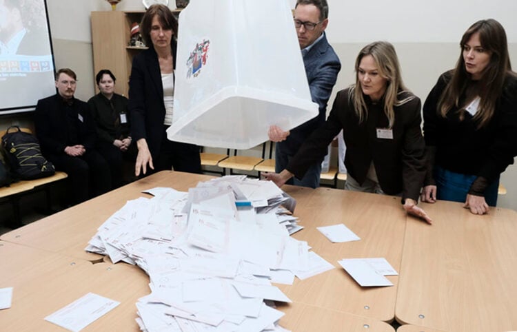 Μέλη εφορευτικής επιτροπής ταξινομούν ψηφοδέλτια σε εκλογικό κέντρο της Ρίγας, κατά τις βουλευτικές εκλογές στη Λετονία, στις 3 Οκτωβρίου 2026 (φωτ.: EPA / Valda Kalnina)