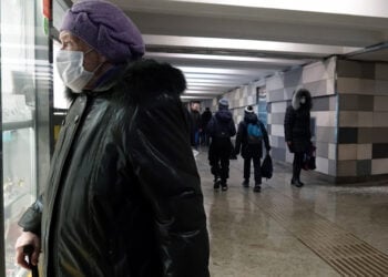 Ρωσίδα με μάσκα (φωτ.: EPA / Maxim Shipenkov)