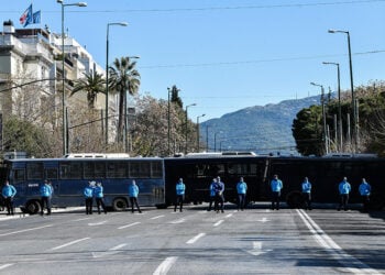 Αστυνομικό μπλόκο έξω από τη Βουλή, στο ύψος της οδού Ακαδημίας
(φωτ.: EUROKINISSI / Τατιάνα Μπόλαρη)