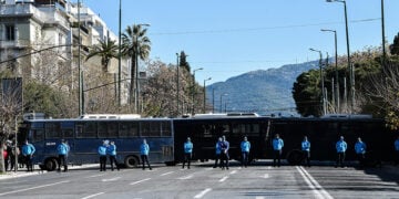 Αστυνομικό μπλόκο έξω από τη Βουλή, στο ύψος της οδού Ακαδημίας
(φωτ.: EUROKINISSI / Τατιάνα Μπόλαρη)