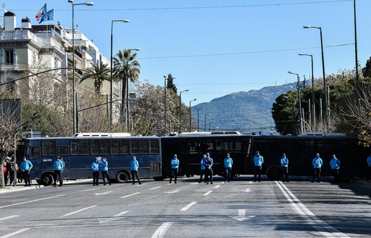 Αστυνομικό μπλόκο έξω από τη Βουλή, στο ύψος της οδού Ακαδημίας
(φωτ.: EUROKINISSI / Τατιάνα Μπόλαρη)