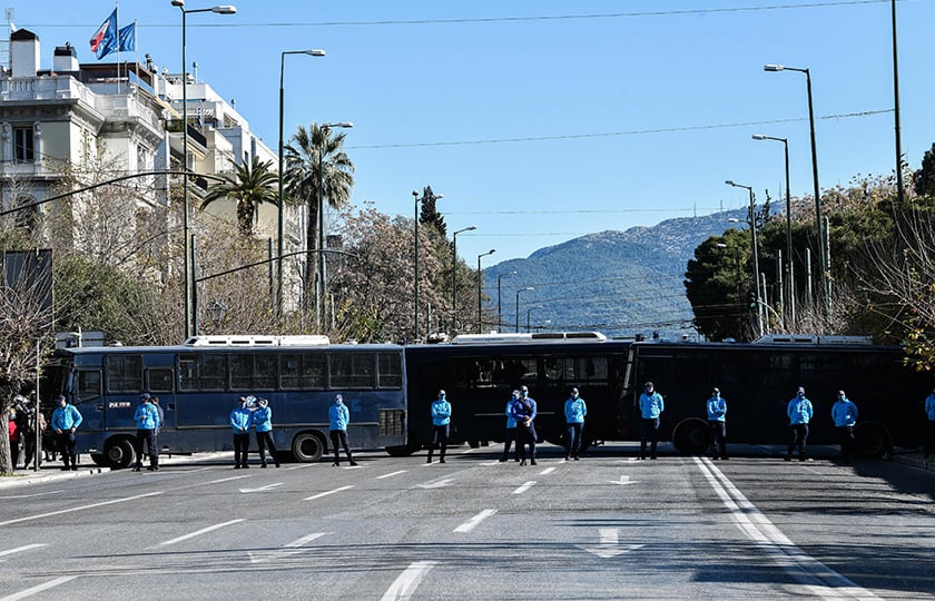 Αστυνομικό μπλόκο έξω από τη Βουλή, στο ύψος της οδού Ακαδημίας
(φωτ.: EUROKINISSI / Τατιάνα Μπόλαρη)