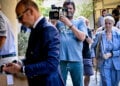 Οι δύο γιατροί στην είσοδο της πολυκατοικίας στην οδό Καρνεάδου στο Κολωνάκι, παρουσία αστυνομικών. Πέμπτη 10 Σεπτεμβρίου 2026 (φωτ.: EUROKINISSI / Μιχάλης Παπανικολάου)