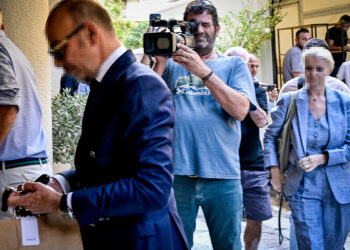 Οι δύο γιατροί στην είσοδο της πολυκατοικίας στην οδό Καρνεάδου στο Κολωνάκι, παρουσία αστυνομικών, την Πέμπτη 10 Σεπτεμβρίου 2026 (φωτ.: EUROKINISSI / Μιχάλης Παπανικολάου)