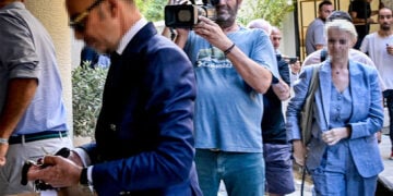 Οι δύο γιατροί στην είσοδο της πολυκατοικίας στην οδό Καρνεάδου στο Κολωνάκι, παρουσία αστυνομικών. Πέμπτη 10 Σεπτεμβρίου 2026 (φωτ.: EUROKINISSI / Μιχάλης Παπανικολάου)