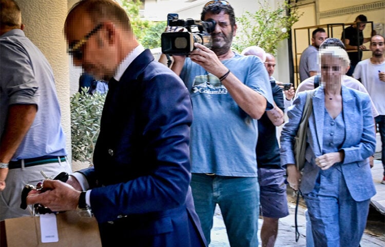 Οι δύο γιατροί στην είσοδο της πολυκατοικίας στην οδό Καρνεάδου στο Κολωνάκι, παρουσία αστυνομικών. Πέμπτη 10 Σεπτεμβρίου 2026 (φωτ.: EUROKINISSI / Μιχάλης Παπανικολάου)