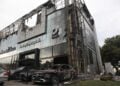 Εικόνα από την αντιπροσωπεία αυτοκινήτων στη Γλυφάδα που δέχθηκε εμπρηστική επίθεση, στο ύψος της λεοφώρου Βουλιαγμένης (φωτ.: Δανάη Δαυλόπουλου/ EUROKINISSI)