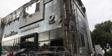 Εικόνα από την αντιπροσωπεία αυτοκινήτων στη Γλυφάδα που δέχθηκε εμπρηστική επίθεση, στο ύψος της λεοφώρου Βουλιαγμένης  (φωτ.: Δανάη Δαυλόπουλου/ EUROKINISSI)
