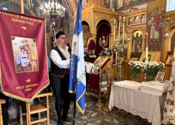 H Παναγία η Ρεϊσδεριανή, η Ελεούσα στο λάβαρο του Συλλόγου Μικρασιατών Ιεράπετρας (φωτ.: Μητρόπολη Ιεραπύτνης και Σητείας)