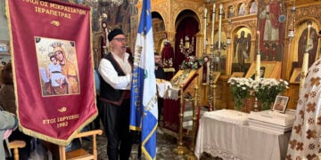 H Παναγία η Ρεϊσδεριανή, η Ελεούσα στο λάβαρο του Συλλόγου Μικρασιατών Ιεράπετρας (φωτ.: Μητρόπολη Ιεραπύτνης και Σητείας)
