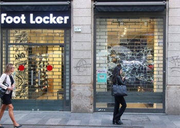 Περαστικοί μπροστά σε σπασμένη βιτρίνα καταστήματος στο Μιλάνο, στις 19 Οκτωβρίου 2026 (φωτ.: EPA / Paolo Salmoirago)