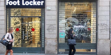 Περαστικοί μπροστά σε σπασμένη βιτρίνα καταστήματος στο Μιλάνο, στις 19 Οκτωβρίου 2026 (φωτ.: EPA / Paolo Salmoirago)