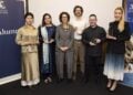 Οι βραβευθέντες στα Βραβεία Αποφοίτων 2026 της Σχολής Τεχνών του Πανεπιστημίου της Μελβούρνης. Από αριστερά: η δρ Σίλβια Λιν, η Ζάρκα Χαν, η κοσμήτορας καθηγήτρια Τζένιφερ Μπάλιντ, ο Μιλτιάδης Παϊκόπουλος, η Πεϊκί Σι και η Κάθριν Νίκολιτς
 (φωτ.: Melissa Hobbs/The Greek Herald)