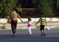 Μητέρα και παιδιά (φωτ.: EUROKINISSI / Θανάσης Καλλιάρας)