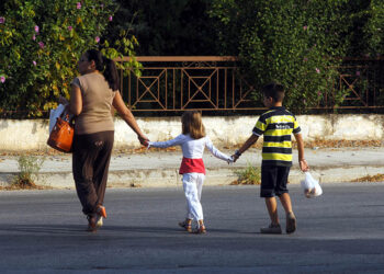 Μητέρα και παιδιά (φωτ.: EUROKINISSI / Θανάσης Καλλιάρας)