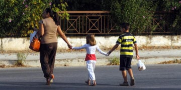 Μητέρα και παιδιά (φωτ.: EUROKINISSI / Θανάσης Καλλιάρας)