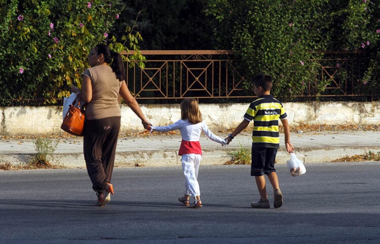 Μητέρα και παιδιά (φωτ.: EUROKINISSI / Θανάσης Καλλιάρας)