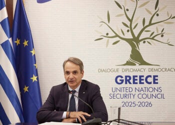 Συζήτηση του πρωθυπουργού Κυριάκου Μητσοτάκη με τον επικεφαλής του International Institute for Strategic Studies, Μπάστιαν Γκίγκριχ (φωτ.: EUROKINISSI / Γραφείο Τύπου Πρωθυπουργού / Δημήτρης Παπαμήτσος)