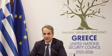 Συζήτηση του πρωθυπουργού Κυριάκου Μητσοτάκη με τον επικεφαλής του International Institute for Strategic Studies, Μπάστιαν Γκίγκριχ (φωτ.: EUROKINISSI / Γραφείο Τύπου Πρωθυπουργού / Δημήτρης Παπαμήτσος)