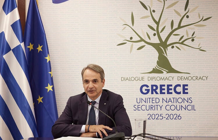 Συζήτηση του πρωθυπουργού Κυριάκου Μητσοτάκη με τον επικεφαλής του International Institute for Strategic Studies, Μπάστιαν Γκίγκριχ (φωτ.: EUROKINISSI / Γραφείο Τύπου Πρωθυπουργού / Δημήτρης Παπαμήτσος)